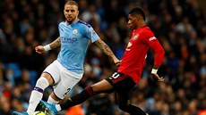 Marcus Rashford z Manchesteru United (vpravo) a Kyle Walker z Manchesteru City...