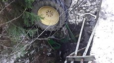 V obci Jimramov na Žďársku došlo k dopravní nehodě, během které traktor skončil... V obci Jimramov na Žďársku došlo k dopravní nehodě, během které traktor skončil...