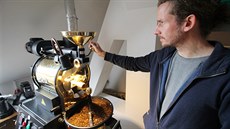 V Sejřku praží kávu i vedoucí terapeutické komunity Jan Mokrý. S klienty... V Sejřku praží kávu i vedoucí terapeutické komunity Jan Mokrý. S klienty...