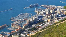 Pohled na gibraltarský pístav z úboí Skály