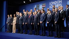 Lídři členských států Severoatlantická aliance na skupinové fotografii během... Lídři členských států Severoatlantická aliance na skupinové fotografii během...