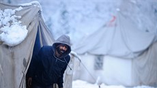 Migranti mrznou v bosenských uprchlických táborech. Umíráme tady, apelují na... Migranti mrznou v bosenských uprchlických táborech. Umíráme tady, apelují na...