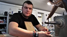 Richard Bulant ze Slavonic o svou budoucnost nemá obavy, profese brusiče je... Richard Bulant ze Slavonic o svou budoucnost nemá obavy, profese brusiče je...