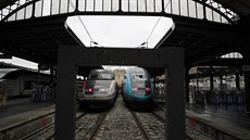Prázdná nástupiště na železniční stanici Gare de L'Est v Paříži jsou důsledkem... Prázdná nástupiště na železniční stanici Gare de L'Est v Paříži jsou důsledkem...