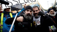 Na demonstraci v Paíi nechybl ani Jerome Rodrigues (vlevo), jedna z tváí...