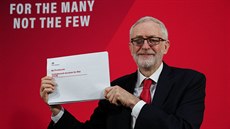 Vdce britských opoziních labourist Jeremy Corbyn na tiskové konferenci v...