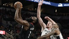 James Harden z Houstonu zakončuje v utkání proti San Antoniu. James Harden z Houstonu zakončuje v utkání proti San Antoniu.