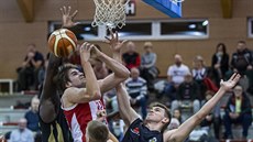 Pardubický pivot Ondřej Kohout (vlevo) bojuje v utkání Alpe Adria Cupu proti... Pardubický pivot Ondřej Kohout (vlevo) bojuje v utkání Alpe Adria Cupu proti...