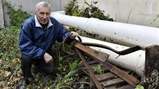 Ladislav Benda při stěhování hrotnice do ústeckého muzea. Ladislav Benda při stěhování hrotnice do ústeckého muzea.