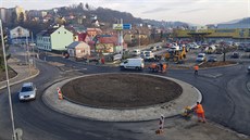 Nový kruhový objezd před hypermarketem Albert v ulici Generála Klapálka ve... Nový kruhový objezd před hypermarketem Albert v ulici Generála Klapálka ve...
