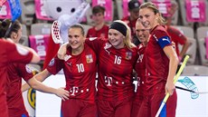 České florbalistky slaví gól, vpravo je hlavní hvězda Eliška Krupnová. České florbalistky slaví gól, vpravo je hlavní hvězda Eliška Krupnová.