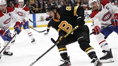 David Pastrňák z Bostonu se snaží odpoutat od bránícího Shey Webera z Montrealu. David Pastrňák z Bostonu se snaží odpoutat od bránícího Shey Webera z Montrealu.