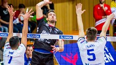 Českobudějovický volejbalista Filip Křesťan odehrává míč v zápase s Kladnem. Českobudějovický volejbalista Filip Křesťan odehrává míč v zápase s Kladnem.
