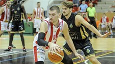 Chorvatský křídelník Ozren Pavlovič (vpředu) z Pardubic bavil proti Škrljevu... Chorvatský křídelník Ozren Pavlovič (vpředu) z Pardubic bavil proti Škrljevu...