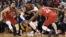 Russell Westbrook (uprostřed) z Houstonu se snaží projít mezi torontskými... Russell Westbrook (uprostřed) z Houstonu se snaží projít mezi torontskými...