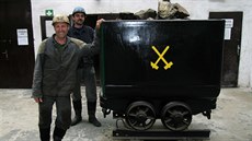 Milan Blažeňák a Miroslav Klapich u posledního vytěženého vozíku s rudou který... Milan Blažeňák a Miroslav Klapich u posledního vytěženého vozíku s rudou který...