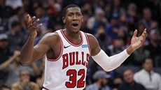 Kris Dunn z Chicaga se diví směrem k rozhodčím. Kris Dunn z Chicaga se diví směrem k rozhodčím.