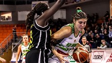 Emily Potterová (vpravo) z KP Brno útočí kolem Oumou Kalsoum Touréhové z... Emily Potterová (vpravo) z KP Brno útočí kolem Oumou Kalsoum Touréhové z...
