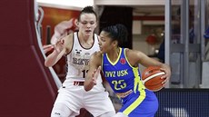 Alyssa Thomasová (v modrém) z USK Praha útočí na koš Benátek kolem Anete... Alyssa Thomasová (v modrém) z USK Praha útočí na koš Benátek kolem Anete...