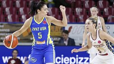 Cristina Ouviňová (v modrém) z USK Praha zakládá útok kolem Debory Carangelové... Cristina Ouviňová (v modrém) z USK Praha zakládá útok kolem Debory Carangelové...