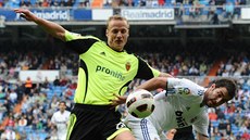 Jiří Jarošík (vlevo) na snímku z roku 2011 v dresu Zaragozy. Bojuje s Gonzalem... Jiří Jarošík (vlevo) na snímku z roku 2011 v dresu Zaragozy. Bojuje s Gonzalem...