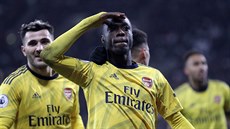Nicolas Pepe slaví se spoluhráči z Arsenalu slaví svůj gól. Nicolas Pepe slaví se spoluhráči z Arsenalu slaví svůj gól.