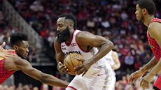 James Harden z Houstonu u míče v duelu s Atlantou. James Harden z Houstonu u míče v duelu s Atlantou.