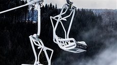 Mrazivé počasí dovolilo vlekařům v Deštném zasněžovat (3. 12. 2019). Mrazivé počasí dovolilo vlekařům v Deštném zasněžovat (3. 12. 2019).