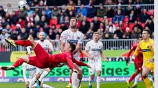 SMOLAŘ MARIO. Německý forvard Mario Gomez dal v dresu Stuttgartu proti... SMOLAŘ MARIO. Německý forvard Mario Gomez dal v dresu Stuttgartu proti...