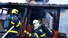Při požáru chatky v Šenově zemřel člověk, plameny napáchaly materiální škody za... Při požáru chatky v Šenově zemřel člověk, plameny napáchaly materiální škody za...