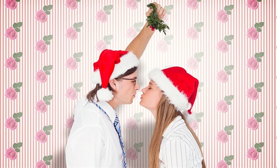 Políbení pod jmelím na tdrý den by mlo zajistit lásku a do pítích Vánoc.
