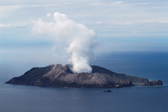 Sopka na novozélandském ostrov White Island (12. prosince 2019)
