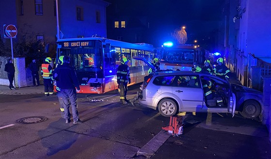 Nehoda autobusu s osobním autem v praské ulici Na Jezerce. (14. prosince 2019)