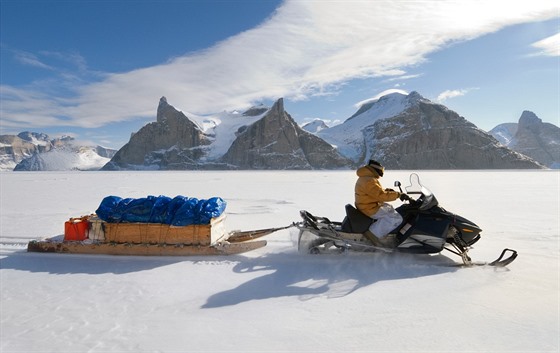 Inuit na snném skútru