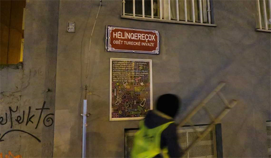 Aktivisté v noci na sobotu pelepili názvy esti ulic na praském ikov jmény...