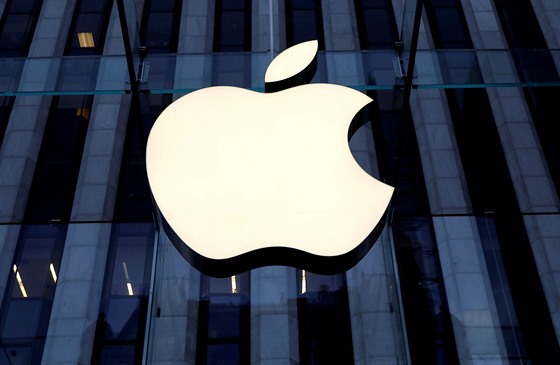 Logo spolenosti Apple na budov, ve které na 5. Avenue v New Yorku sídlí Apple...