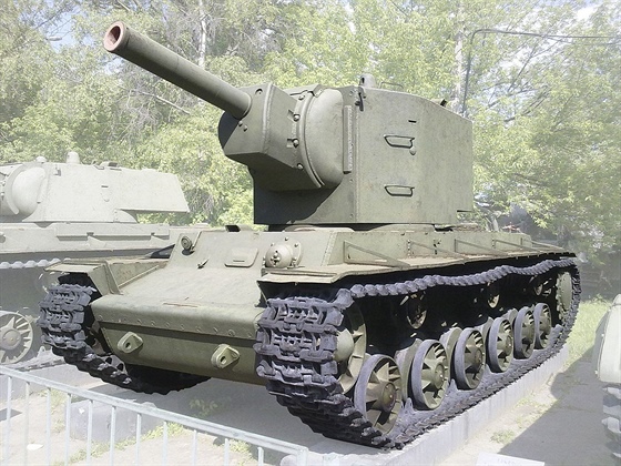 Tank KV-2 se vyznaoval obí krabicovitou ví se 152mm houfnicí.
