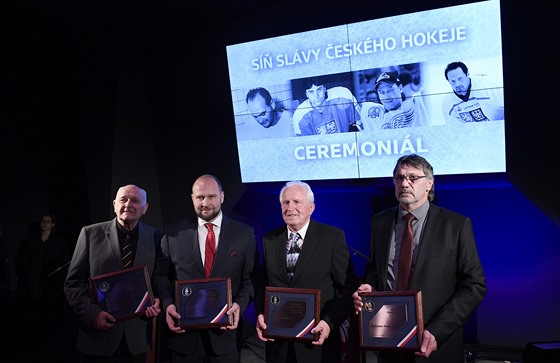 Bývalí hokejisté Jií légr (druhý zleva), Radoslav Svoboda (vpravo), Milan...