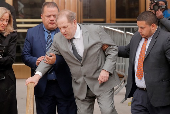 Harvey Weinstein odchází od soudu (New York, 6. prosince 2019).