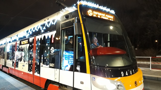 Slavnostně vyzdobená a osvětlená tramvaj typu 15T.