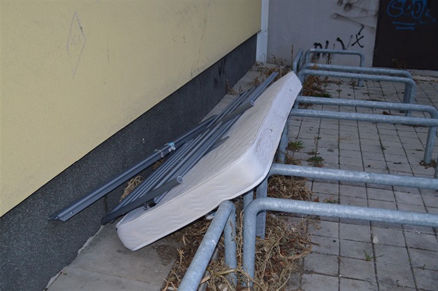 Minule vyhozená postel a další krámy, nyní odhozená matrace. Zkrátka nenapravitelní jedinci si za rohem jednoho paneláku v Letňanech dělají skládku nepotřebných věcí. Marná je snaha letňanské radnice, která vyvěšuje seznamy míst, na která jsou pravidelně