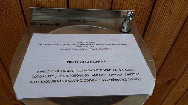 Projekt vody ze vzduchu na Pankráci pokračuje. Voda poteče na jaře 2020. Na problém s odpadky upozorňuje nápis.