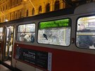 Po půl jedenácté v noci na tramvaji číslo 22, důchodce s holí udeřil při odjíždějíci tramvaje několika ranami do soupravy. Rozbyl okno a tím zranil ženu v obličeji. Po půl jedenácté v noci na tramvaji číslo 22, důchodce s holí udeřil při odjíždějíci tramvaje několika ranami do soupravy. Rozbyl okno a tím zranil ženu v obličeji.