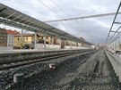 Od 15. prosince se ve stanici Praha - Vršovice otevřelo čtvrté nástupiště, ale to kvůli nedostavenému třetímu nástupišti není napojené na nádražní budovu ani nástupiště jedna a dvě. Cestující musejí nádraží obejít přes ulice Ukrajinská - Petrohradská - Ba Od 15. prosince se ve stanici Praha - Vršovice otevřelo čtvrté nástupiště, ale to kvůli nedostavenému třetímu nástupišti není napojené na nádražní budovu ani nástupiště jedna a dvě. Cestující musejí nádraží obejít přes ulice Ukrajinská - Petrohradská - Ba