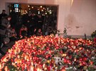 Zítra si Česká republika připomene osmé výročí úmrtí prvního polistopadového prezidenta Václava Havla. Uskuteční se při této příležitosti mnoho akcí. Zasílám snímky z roku 2011, kdy na mnoha místech Prahy vznikala pietní místa. Prezident Václav Havel zemř Zítra si Česká republika připomene osmé výročí úmrtí prvního polistopadového prezidenta Václava Havla. Uskuteční se při této příležitosti mnoho akcí. Zasílám snímky z roku 2011, kdy na mnoha místech Prahy vznikala pietní místa. Prezident Václav Havel zemř