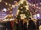 Večerní procházka po Václavském náměstí začíná u jednoho smrku a končí u druhého. Večerní procházka po Václavském náměstí začíná u jednoho smrku a končí u druhého.
