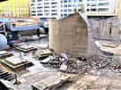 Z budovy Transgasu na pražské Vinohradské ulici již mnoho nezbylo. Na místě je stále těžká technika, která pokračuje v likvidaci posledních zbytků zdí. V areálu se povalují hromady suti a hora pneumatik.
Z budovy Transgasu na pražské Vinohradské ulici již mnoho nezbylo. Na místě je stále těžká technika, která pokračuje v likvidaci posledních zbytků zdí. V areálu se povalují hromady suti a hora pneumatik.