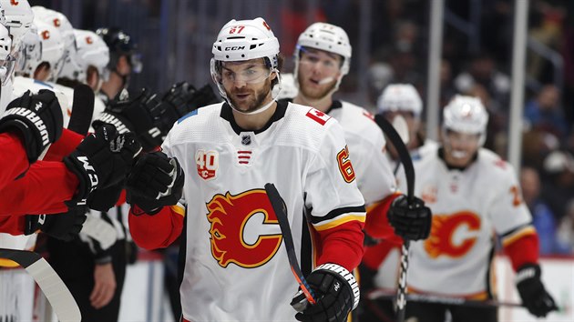 Michael Frolík z Calgary si ťuká se spoluhráči po vstřeleném gólu na ledě... Michael Frolík z Calgary si ťuká se spoluhráči po vstřeleném gólu na ledě...
