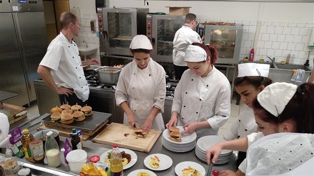 Studenti gastronomických oborů Integrované střední školy v Chebu vařili z... Studenti gastronomických oborů Integrované střední školy v Chebu vařili z...