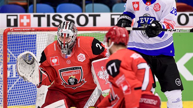 Brankář Hradce Králové Marek Mazanec (vlevo) zasahuje v prvním utkání... Brankář Hradce Králové Marek Mazanec (vlevo) zasahuje v prvním utkání...
